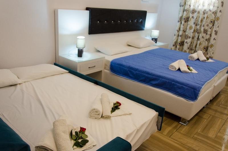 Polykratis Rooms Skiathos Town Bagian luar foto